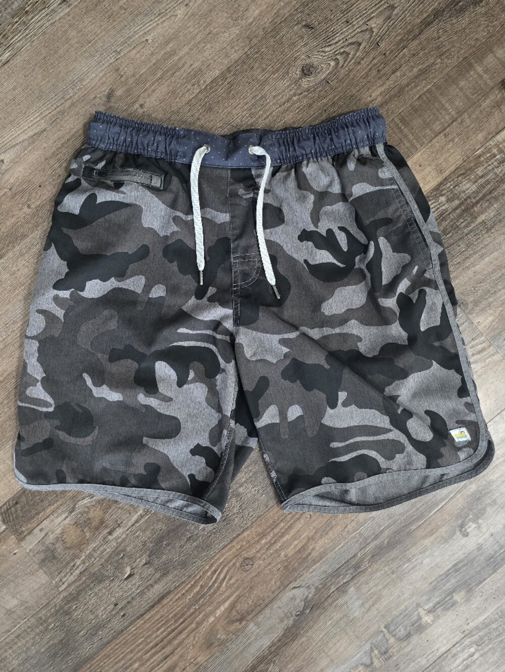 Men's Vuori Gray Camo Athletic Shorts with Drawstring Size: Medium